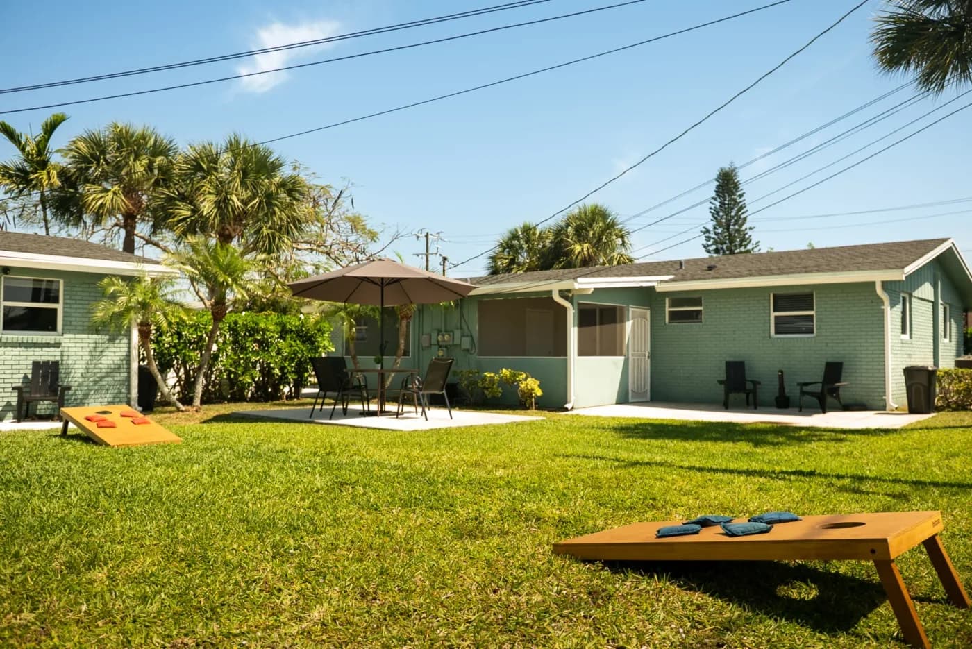backyard-outside-sober-living-environment-left-view-renaissance-recovery-florida.webp