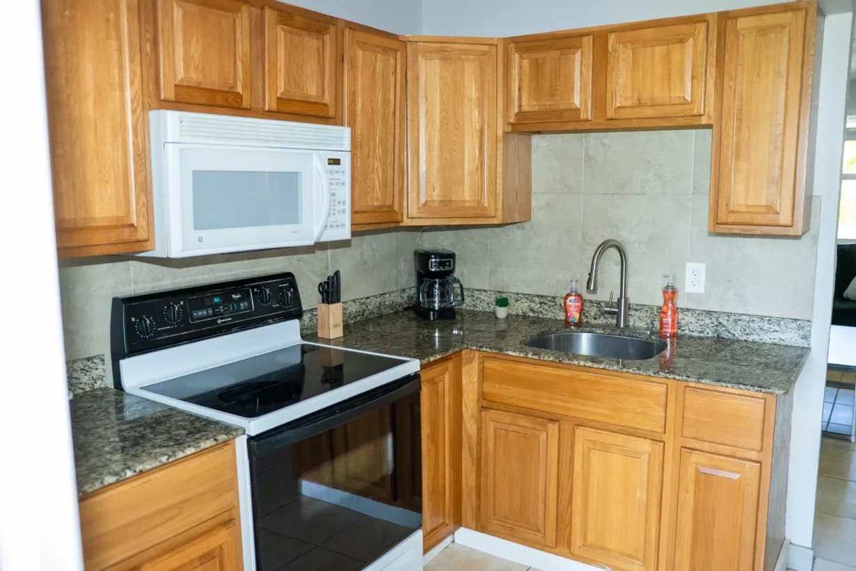 kitchen-stove-inside-sober-living-environment-renaissance-recovery-florida.webp