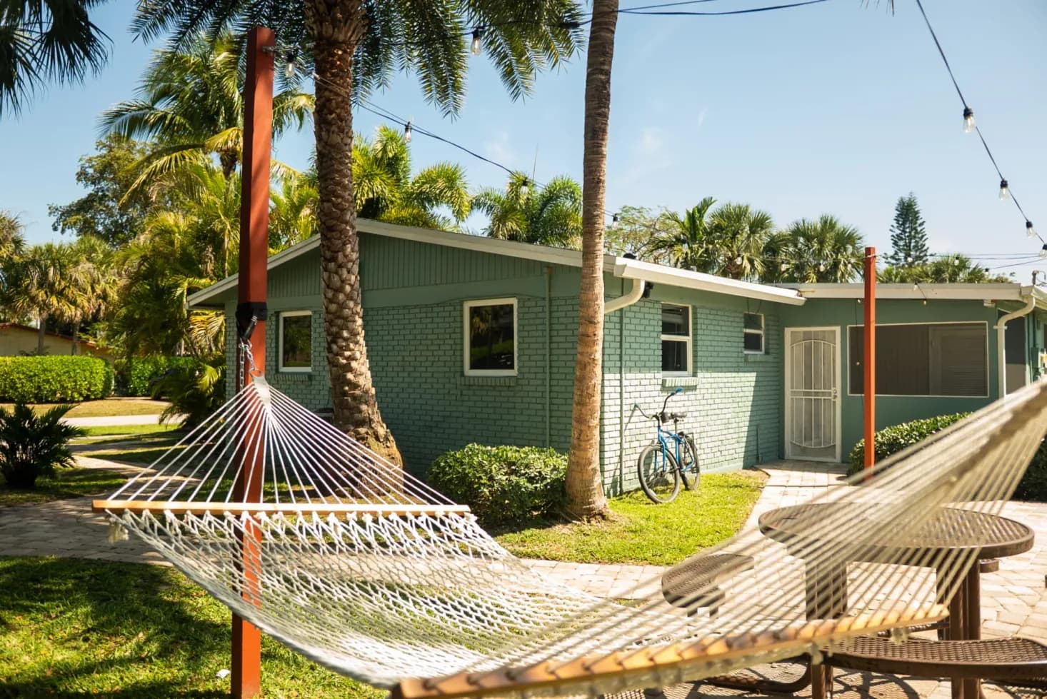 hammock-in-backyard-outside-sober-living-environment-wide-view-renaissance-recovery-florida.webp
