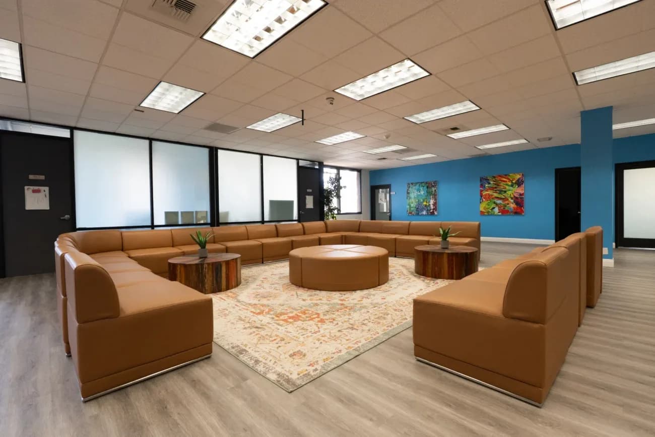 sitting-area-inside-outpatient-drug-rehab-facility-left-view-renaissance-recovery.webp