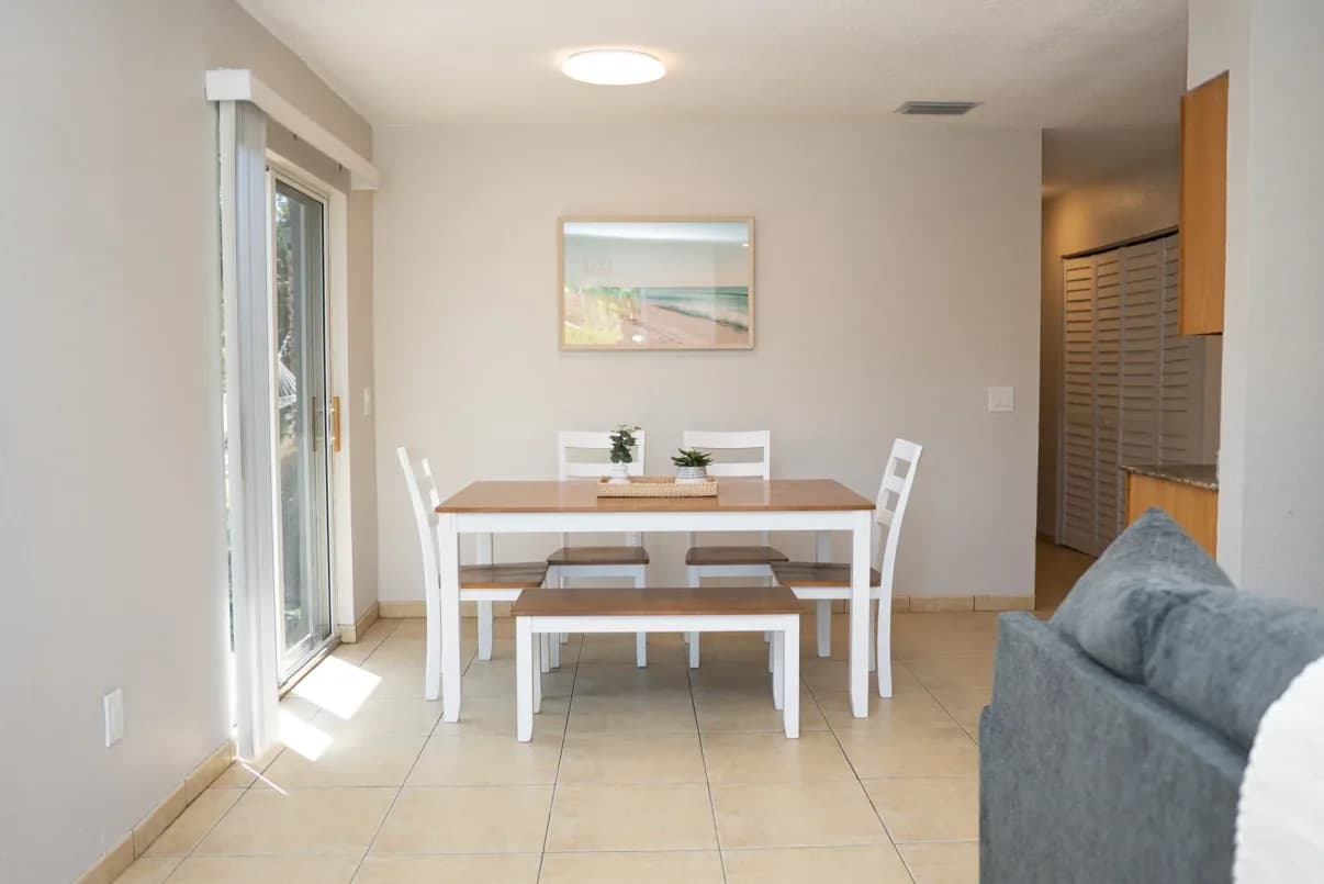 dining-table-inside-sober-living-environment-renaissance-recovery-florida.webp